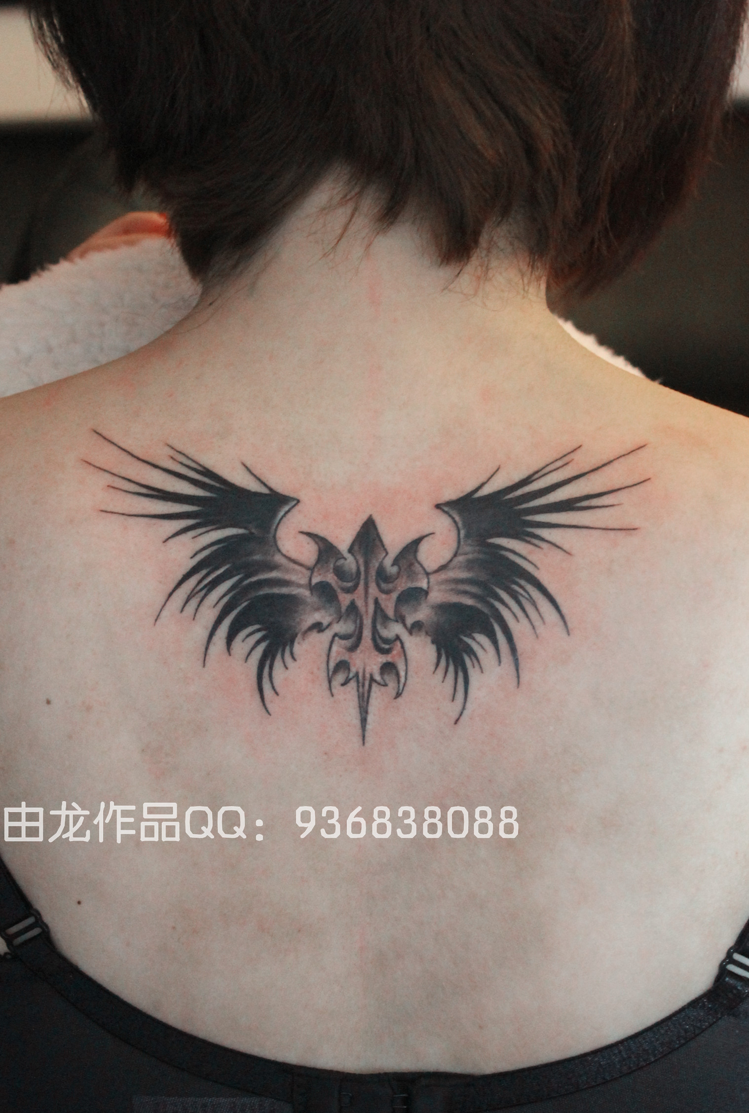 后背蝙蝠翅膀英文短语纹身图案 - 广州纹彩刺青